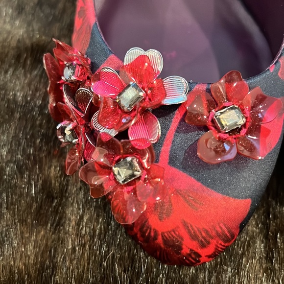 HP 9/30🔥🔥Tory Burch satin wedges. Amazing dimensional detail. Almost new. - Picture 5 of 17